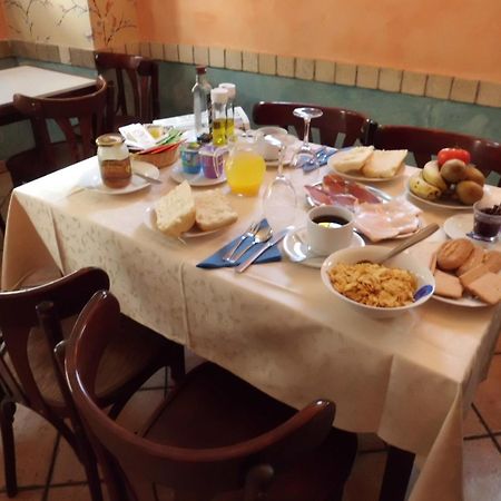 Hotel Rey Chindasvinto Коварубиас Екстериор снимка