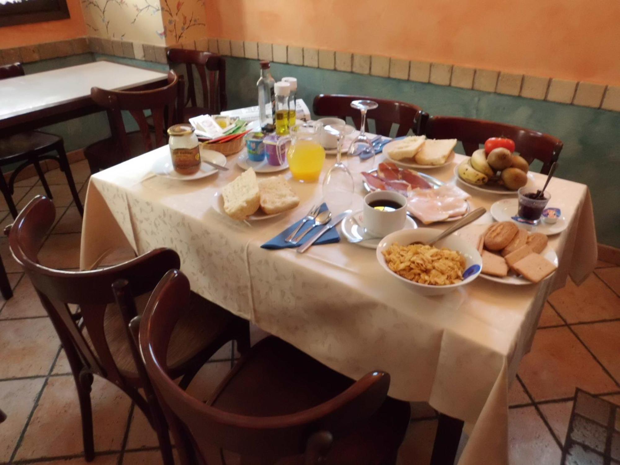 Hotel Rey Chindasvinto Коварубиас Екстериор снимка