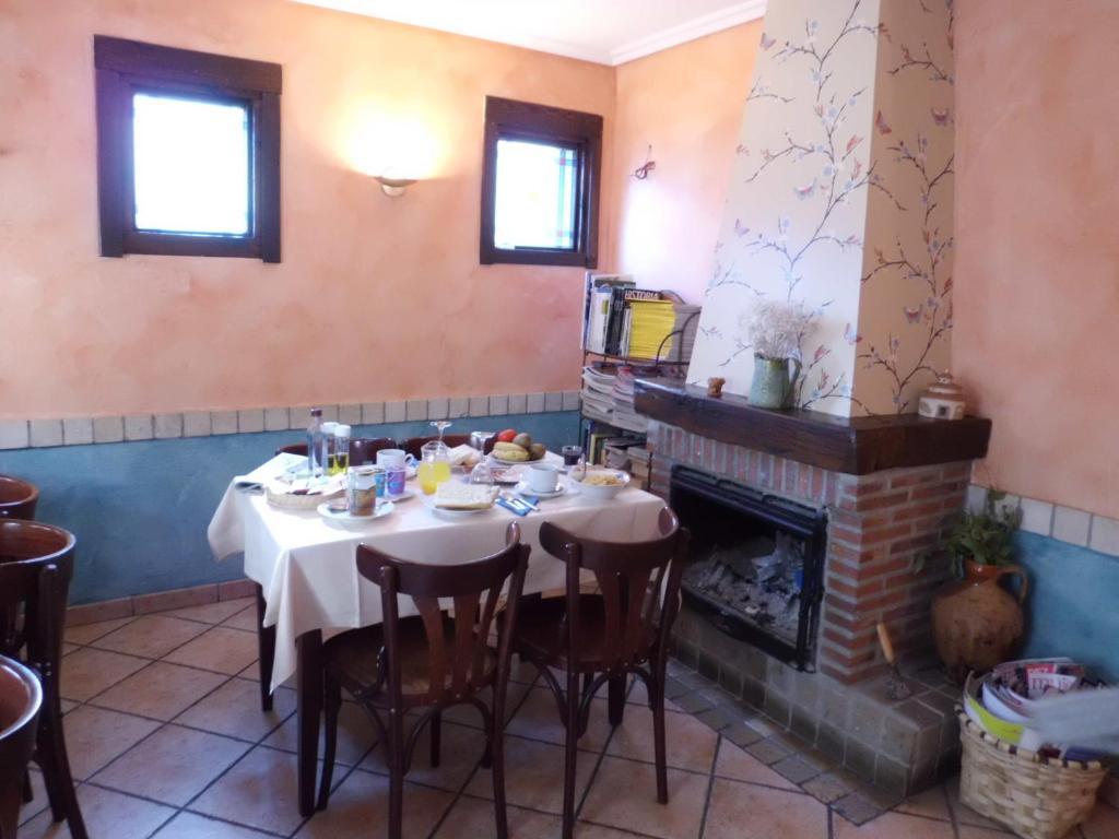 Hotel Rey Chindasvinto Коварубиас Екстериор снимка