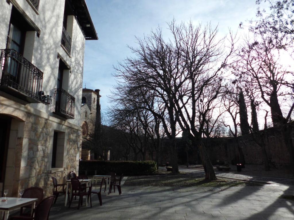 Hotel Rey Chindasvinto Коварубиас Екстериор снимка