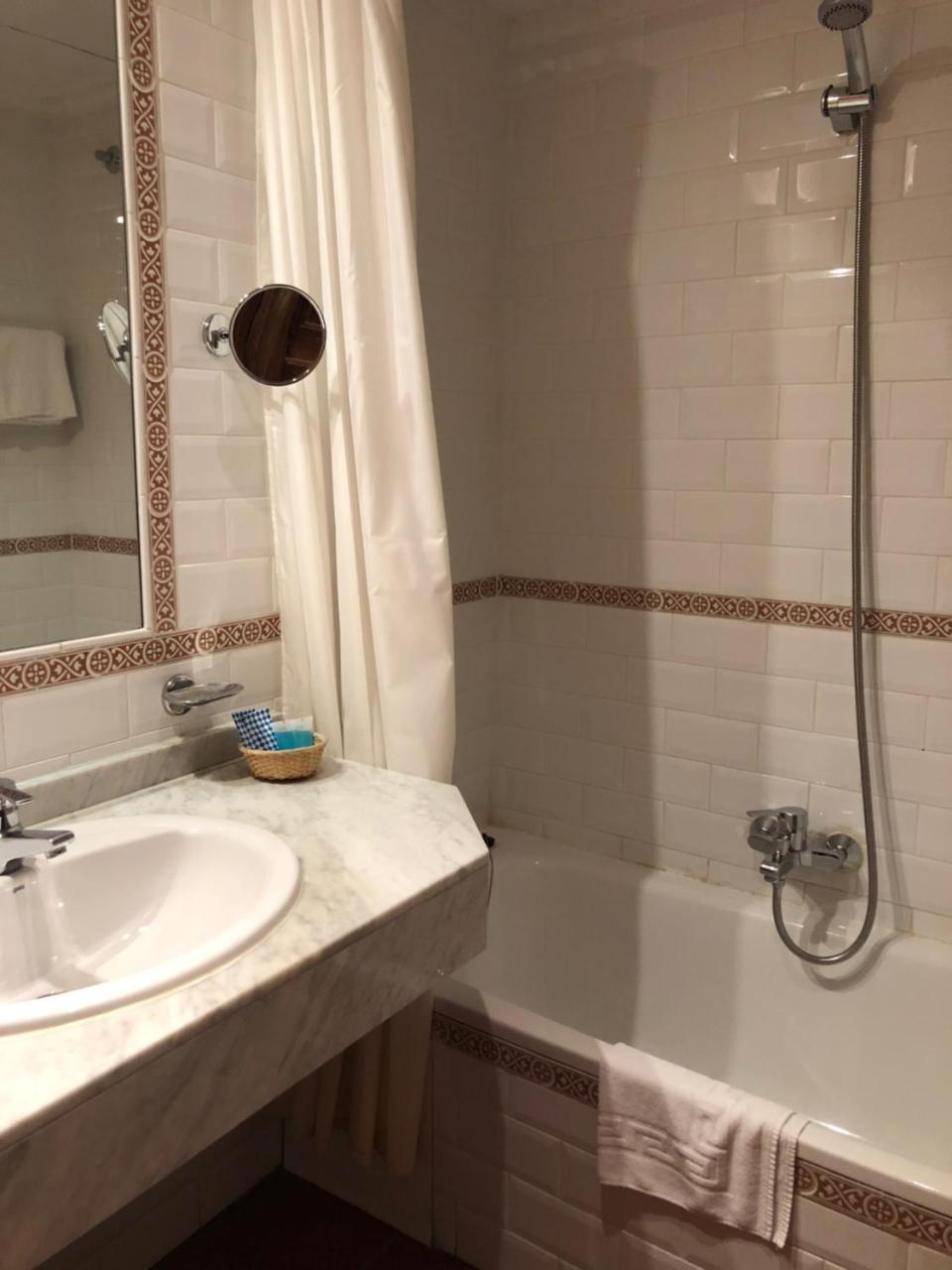 Hotel Rey Chindasvinto Коварубиас Екстериор снимка