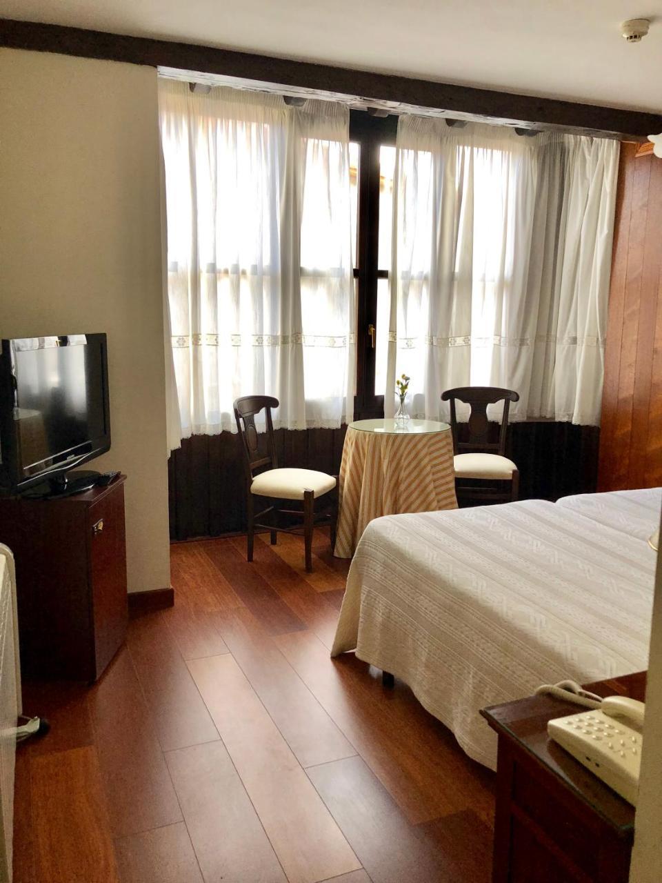 Hotel Rey Chindasvinto Коварубиас Екстериор снимка