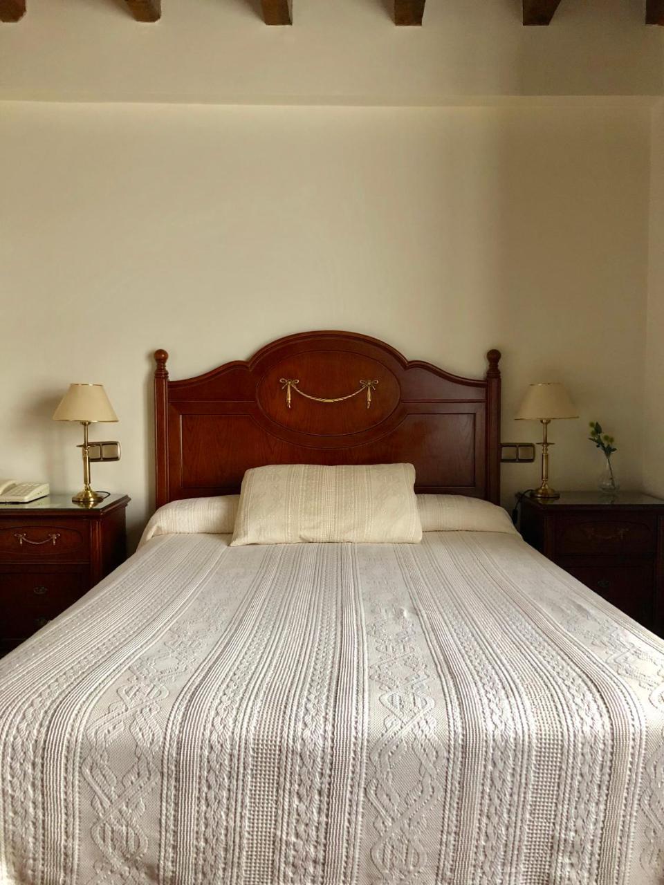 Hotel Rey Chindasvinto Коварубиас Екстериор снимка
