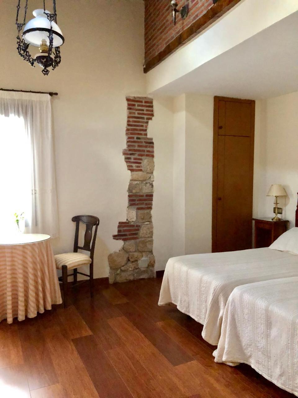 Hotel Rey Chindasvinto Коварубиас Екстериор снимка