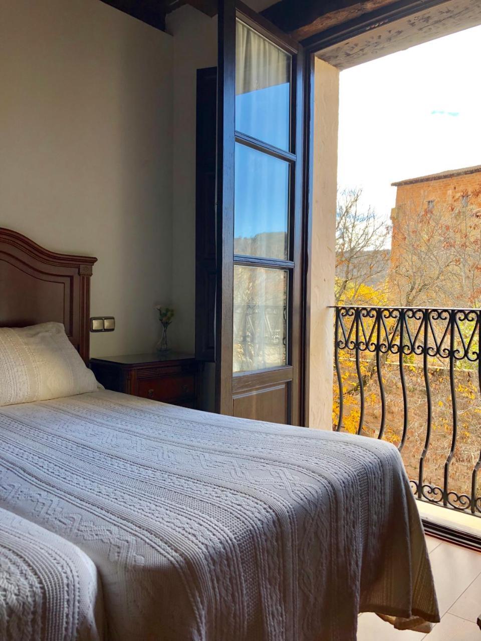 Hotel Rey Chindasvinto Коварубиас Екстериор снимка