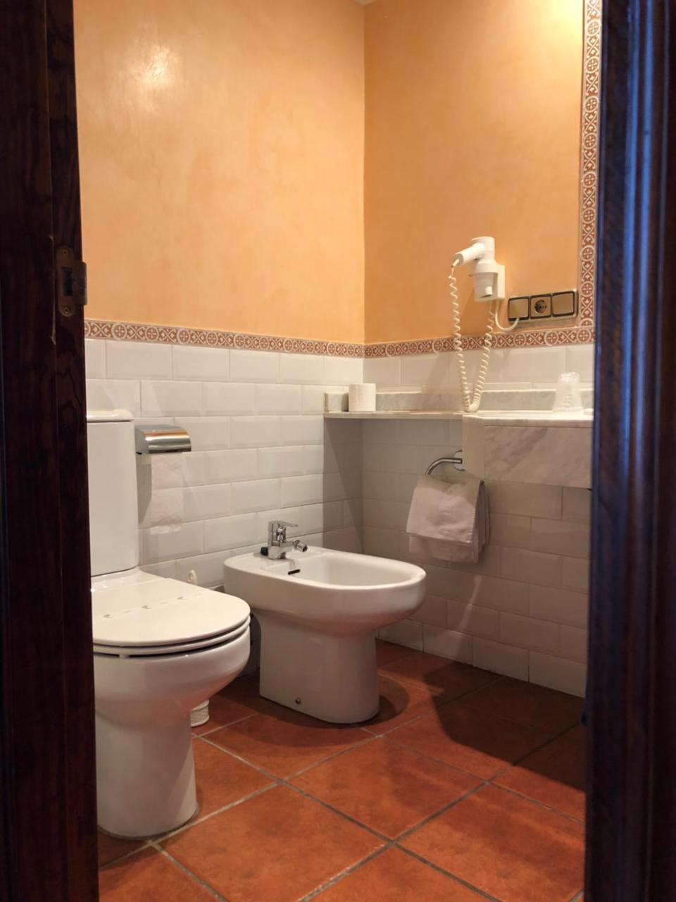 Hotel Rey Chindasvinto Коварубиас Екстериор снимка
