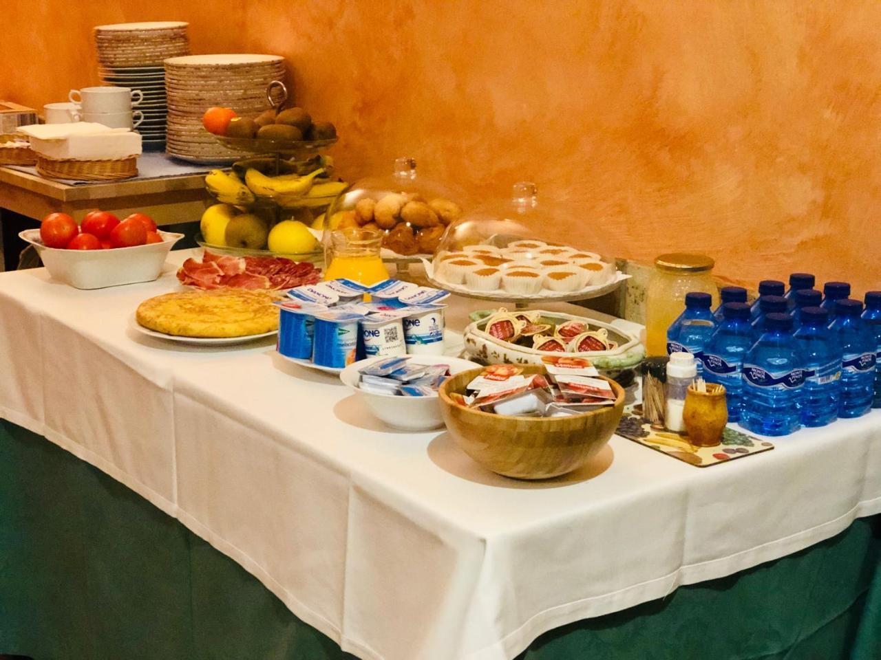 Hotel Rey Chindasvinto Коварубиас Екстериор снимка